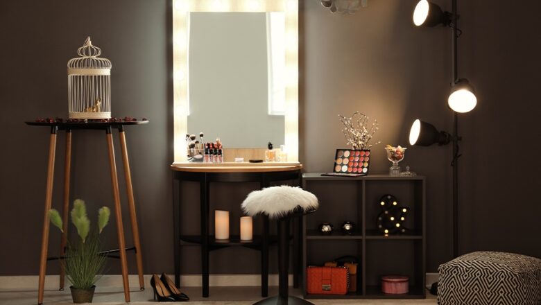 What is the importance of mirrors on the dressing table?