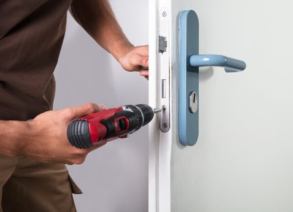 What are the Benefits of Hiring a Professional Locksmith?